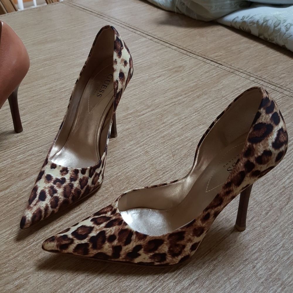 2 pairs of Guess " Carry" Pumps